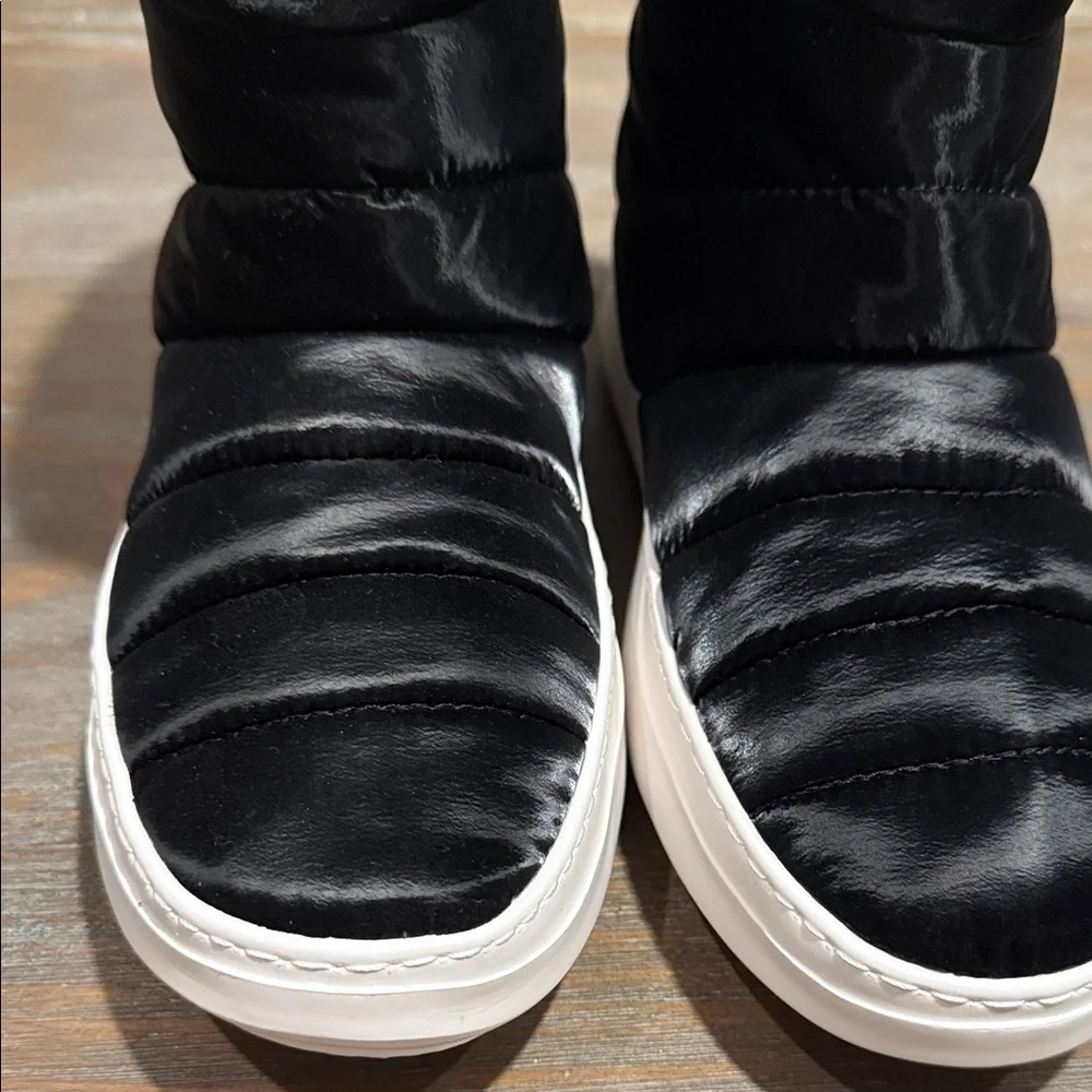 Gentle Souls by Kenneth Cole Rosette Puff Boots 7 NWOB Black Nylon Platform Cozy